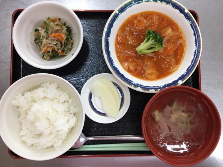 昼食エビチリ