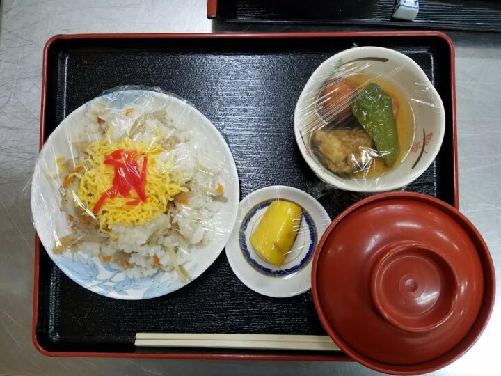 昼食田舎寿司・いか団子となすのあんかけ